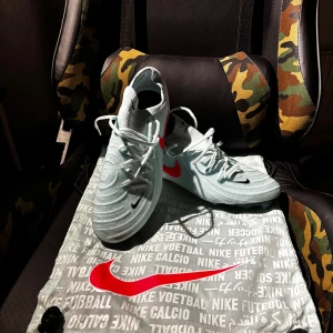 Nike Phantom GX II Elite FG, EUR 44 - Nike Phantom GX fotbollsskor med defekt. Därför säljer jag dem för lägre pris. Öppen för frågor 