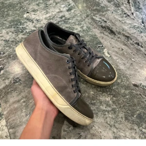 Lanvin skor - Hej! Säljer nu ett par väldigt snygga och sällsynta skor från Lanvin skorna är i rätt så bra skick lite små skanvanker här och där men inget stort. Hör av er vid funderingar!