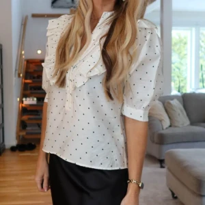 Söt blus från Lindex - Säljer denna jättefina creamvita blusen från Lindex, storlek S. Använd fåtal gånger, inga defekter. Fint skick💕Inte mina bilder!