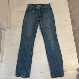 Blå raka jeans från Zara - Blå jeans från Zara med rak passform och medelhög midja. Supersnygga och sköna men har tyvärr blivit för små för mig. Storlek 36 men kan även passa 34 då de är lite mindre i storleken, inga skador eller tydliga tecken på användning. Kan mötas upp runt Kungälv/göteborg📍