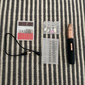 Elektrisk nagel fil - En elfil med tre paket bits och en laddare till. Det går att ha två olika håll på snurret. Den kommer från Temu men funkar super bra ändå, original pris är 130kr (sand papper bitsen är lite andvända med man får med fler)