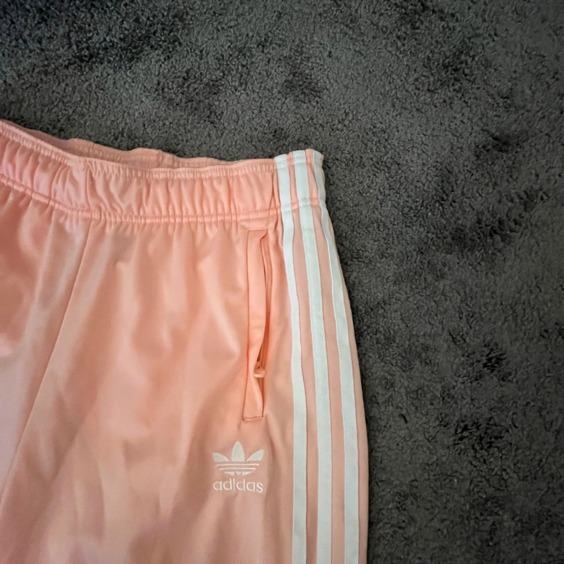 Adidas aprikos mjukisbyxor med vita ränder - 2