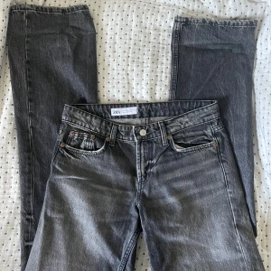 Zara jeans - Mid waist raka jeans storlek 36