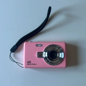 Kamera  - Rosa digitalkamera. Funkar bra och tar förvånartsvärt bra bilder.