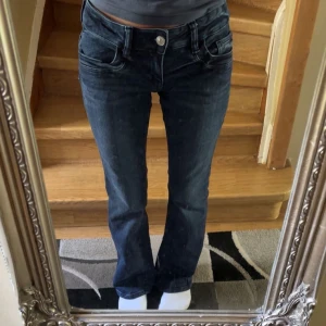 Gina tricot jeans 14+ - Jeans ifrån Gina tricot 14+ kollektion. Justerbar midja och passar mig som är ca 161,5 cm💌