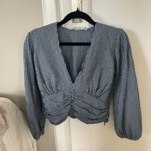 Zara blus - Rutig blus från Zara, jättebra skick och slutsåld