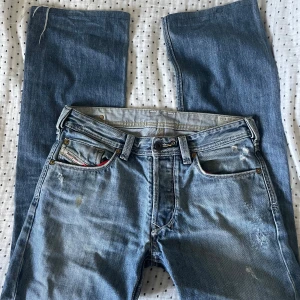 Disel jeans - Jeans från disel, bra skick men en fläck som syns på sista bilden. Jag har sytt upp benen längst ned. Midjemått: 42 cm Innerbenslängd: 77 cm