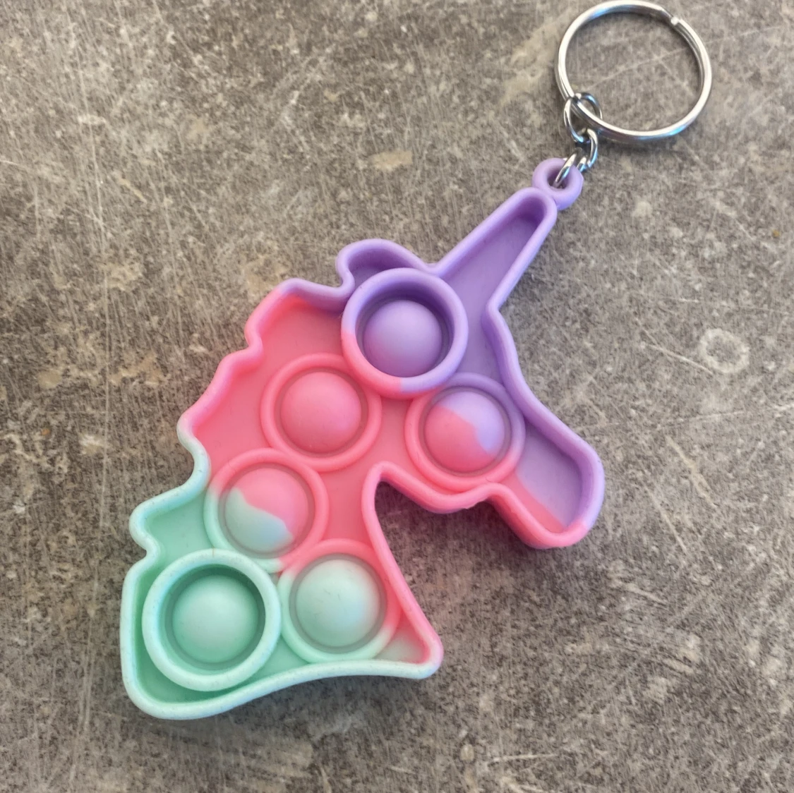 Pastellfärgad enhörning pop it nyckelring