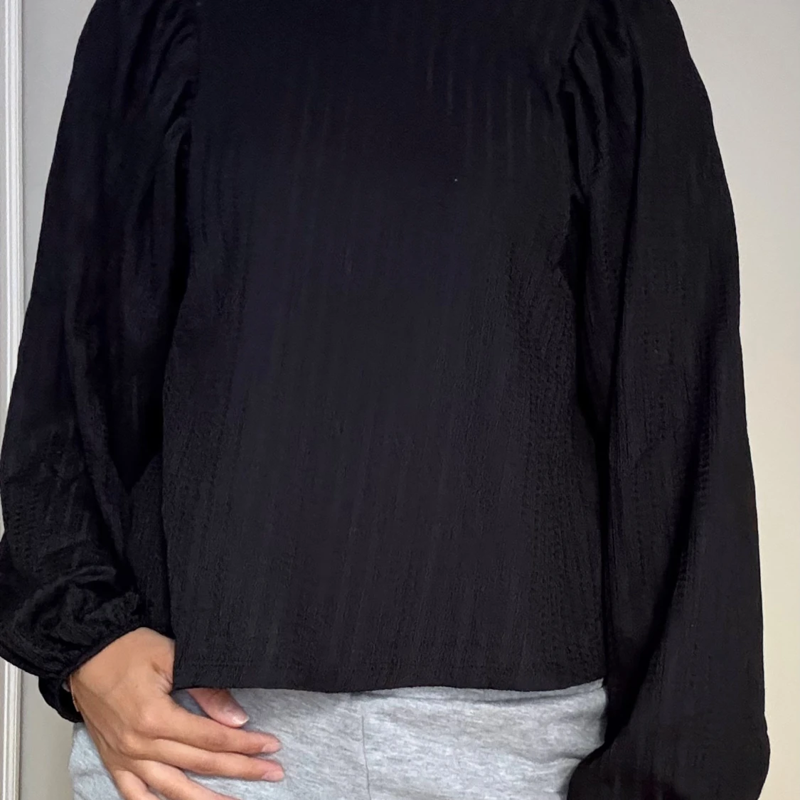 Svart blus med puffärmar