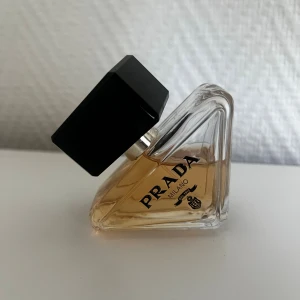 Prada paradoxe eau de parfum  - Luktar supergott men jag använder den inte längre. 30ml, ca 2/3 kvar