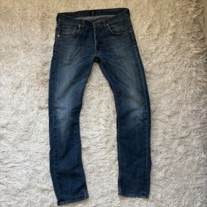 Snygga jeans från Lee - Hej, nu säljer jag ett par riktigt snygga jeans ifrån Lee. De har en unik snygg tvätt och är i ett väldigt bra skick. Jeansen är i storleken W32 L34 och i moddelen slim / regular fit. Om du har några frågor är det bara att skriva! :)