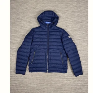 Moncler Jacka med kvitto!! Nyskick!! -  Moncler jacka köpt av sicuro Fashion finns orderbekräftelse och äkhetsverifiering den är stolek 3 som ni ser i bilden!! Pris på denna är 3499 hör av er vid frågor✨