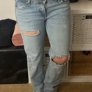 Snygg lågmidjade jeans med hål - Säljer dessa snygga lågmidjade ljus blåa jeans från Zara med självgjorda hål, super snygg att skapa coola outfits med. Stl 38 men skulle passa 36 med! Super bra skick! Jag är 169cm!🩷💞