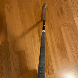 Innebandyklubba blue edt - Hej, säljer denna Unihoc carbskin blue edt klubban är 94cm lång asså kapad 2 cm klubban är i fint skick och säljer den så jag har köpt en ny 