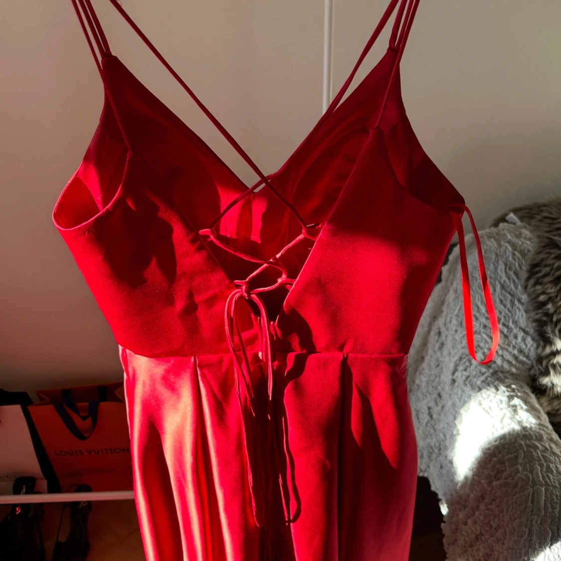 Röd långklänning med snörning - 3