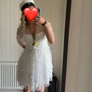 Studentklänning - Säljer min superfina studentklänning som enbart är använd under några timmar. Superfint skick💕Nypris är 999