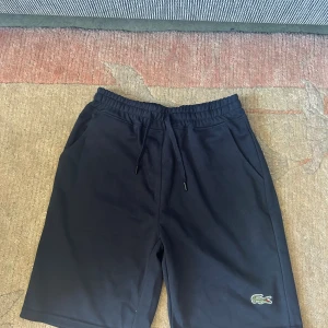 Lacoste shorts  - Säljer dessa snygga och bekväma Lacoste shorts i storlek L, använt bara några gånger. Pris kan diskuteras!! Tveka inte att skriva!!
