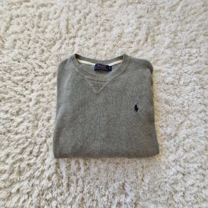 Grå stickad tröja Polo Ralph Lauren - Super snygg grå stickad tröja från Polo Ralph Lauren. Tröjan är nästan aldrig använd och är i väldigt fint skick! Pris kan diskuteras!