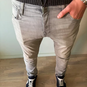 Grå slim jeans Jack & Jones Glenn - Tja! Säljer ett par riktigt snygga jeans ifrån Jack n jones | W30 L30 | Färg~Grå | Modell~Glenn | Jag på bilden är 181! | Hör av er vid minsta lilla fundering🙌