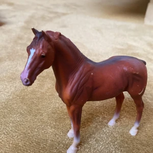 Schleich liknande CollectA fux häst  - Hästen har ingen svans som man ser på bild 3 men den funkar perfekt ändå!