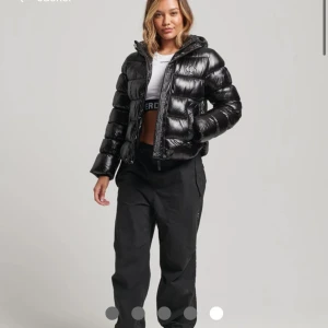 Svart pufferjacka - Jättensygg pufferjacka från Superdry! Säljer pga att den ej kommer till användning. Jättefint skick! Skriv för fler bilder💕