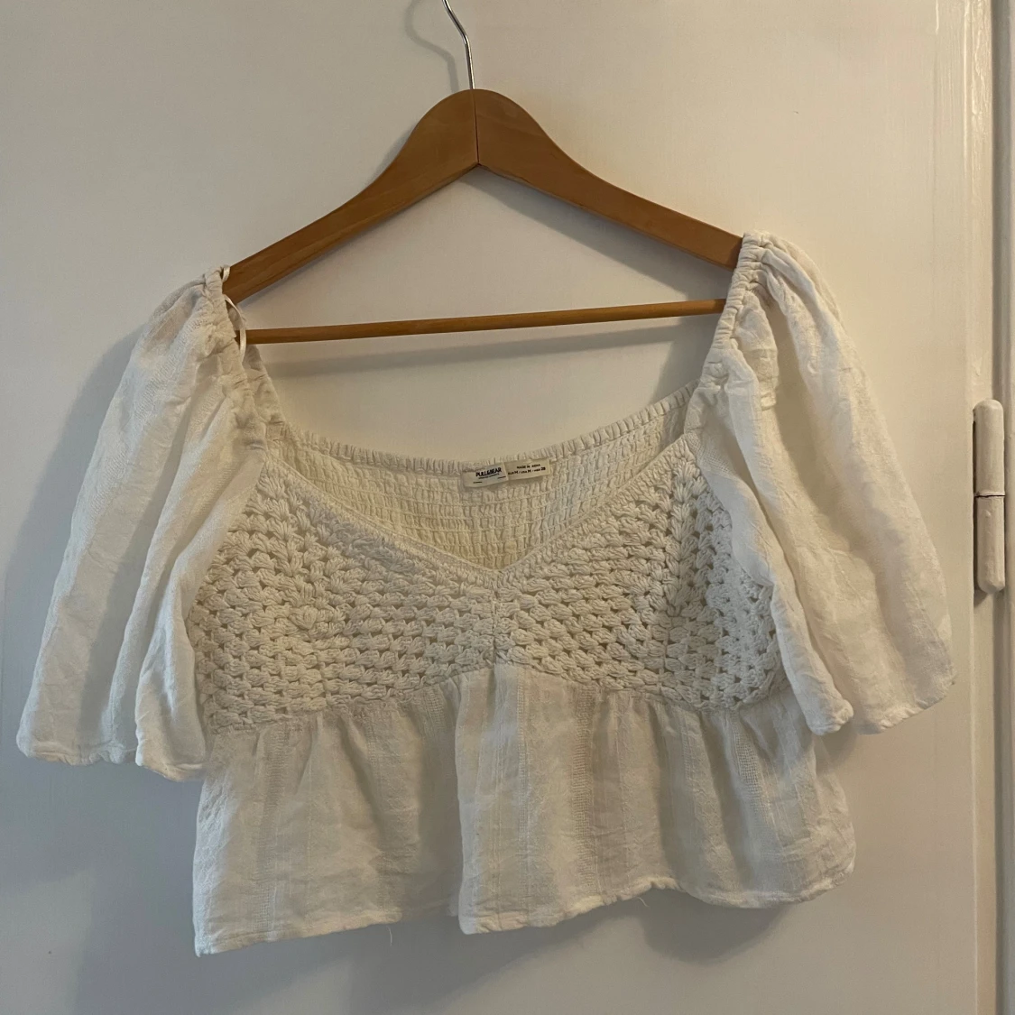 Vit blus med virkade detaljer Pull&Bear