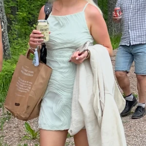 Klänning från Gina Tricot 💚🩵 - Jättegullig blå/grön klänning från Gina Tricot! Använd en gång 🩵💚