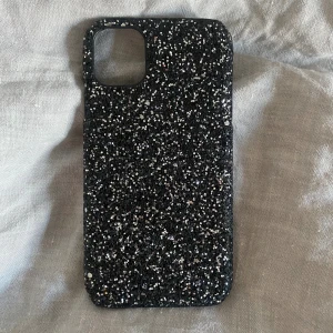 Glittrigt mobilskal  - Supersnyggt glittrigt mobilskal till iPhone 11 som är en så fin detalj till outfits! Pris går att diskutera❣️knappt använd!