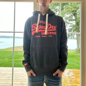 Superdry Hoodie - Svart Superdry hoodie i mycket bra skick | Storlek: M | Jag är 182cm och väger 65kg📏| Vid frågor eller diskussion om pris är det bara att skriva ✍🏼 | Frakt inom 48h📦