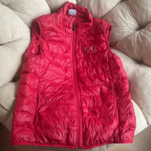 Armani väst - Storlek L men passar bäst som M , Inget fel me den bara att rött är för högljud för mig nu XD 