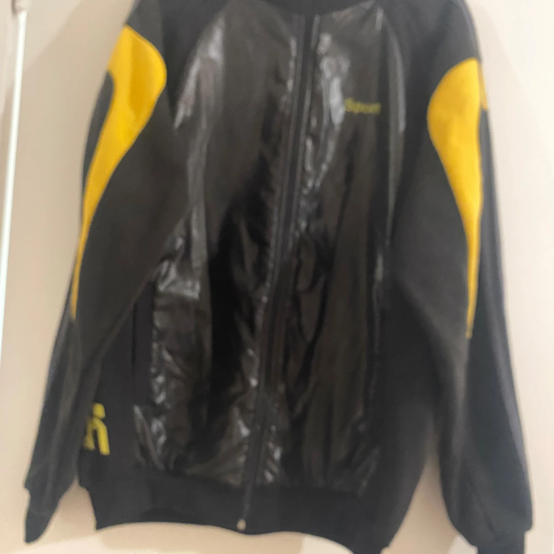 Svart sportväst med gula detaljer - 1