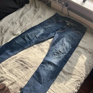 Lee jeans - Säljer ett par blå jeans från Lee med snygga slitningar. Storlek: W32 L34 | skick: 7/10, litet hål i  skrevet. Vid minsta fråga eller fundering är det bara att höra av sig🫡🤗