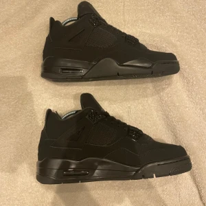 Nike Air Jordan 4 Retro Black Cat - Nike Air Jordan 4 Retro Black ett par riktigt snygga skor som Tyvär var storlek för liten för mig så jag har aldrig använt dom ute mer än att testa skorna på, Priset går att diskuterat 