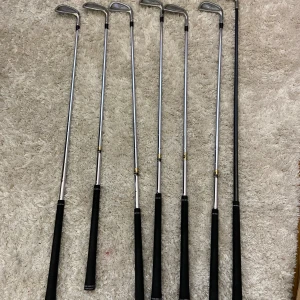 Golfklubbor: Titleist 990 & Ping Zing 2 - Snyggt set med golfklubbor från Titleist 990 och Ping Zing 2. Perfekt för dig som vill ta ditt golfspel till nästa nivå! Klubborna har klassisk design och passar både nybörjare och erfarna spelare. Få en sportig och aktiv fritid med dessa kvalitetsklubbor. Karogen till klubborna följs med. 