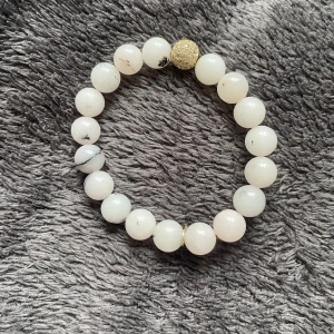 Ljusrosa pärlarmband🤍 - Stilrent armband med ljusrosa runda pärlor och en glittrig guldfärgad detalj. Armbandet har även ett litet hjärtformat Gemini-hänge i guld. Perfekt accessoar för att lyfta din outfit med en elegant touch🫶🏻