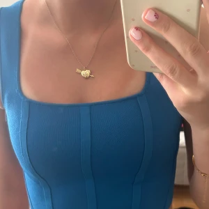 Blå korsett-topp från Zara - Snygg blå korsett-topp från Zara med breda axelband och markerade sömmar framtill. Toppen har en fyrkantig urringning och är tillverkad i ett stretchigt material som sitter tight. Perfekt för dig som vill ha en trendig och stilren look. Nästan aldrig använd💗💗