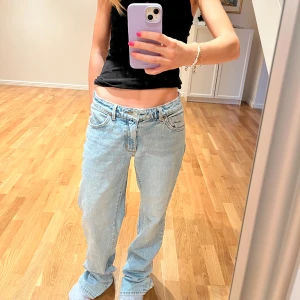 Neuw jeans - Assnygga baggy jeans från märket neuw som tyvärr är lite långa på mig! Lite smått slitna vid hälarna 