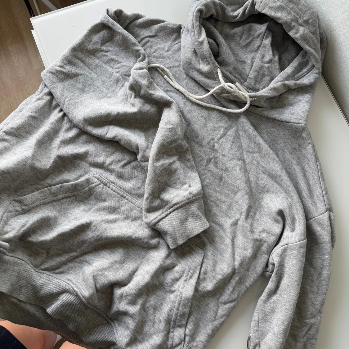 Grå hoodie från H&M med huva - 2
