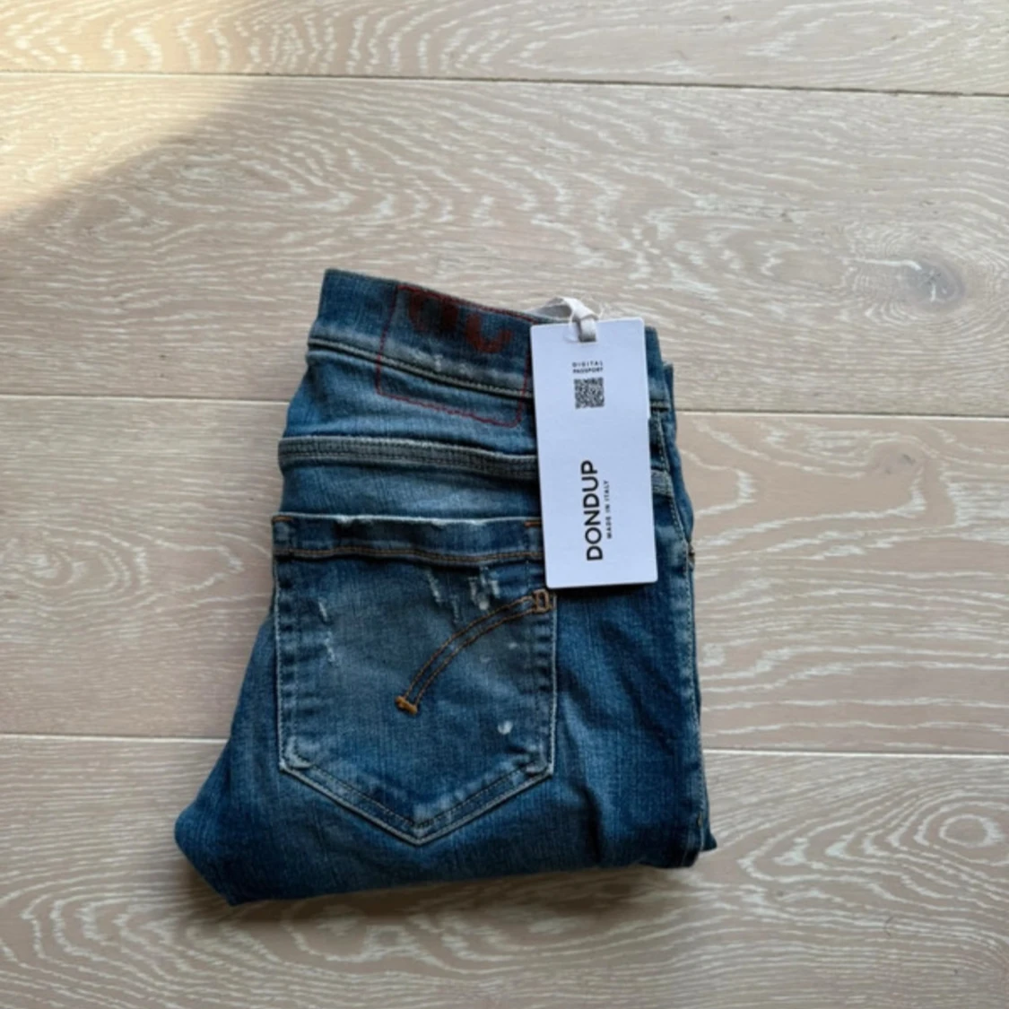 Blå slitna jeans från Dondup