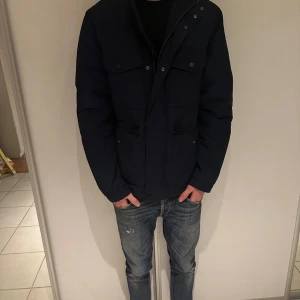 Fieldjacket - Tja säljer nu denna  fieldjacket. Skick 10/10 använd några få gånger. Hör av er vid frågor