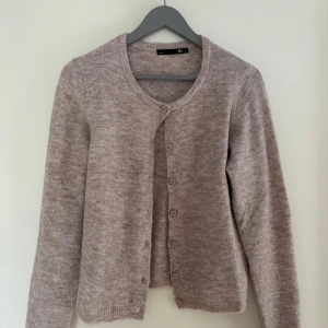 Stickad kofta  - En stickad kofta som tyvärr inte används 💞 nästan helt ny då jag endast använt den ca 2 ggr ☺️