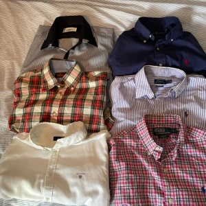 Märkes skjortor - Säljer olika märkes skjortor till schyssta priser          Armani collezioni- storlek M, pris 249.                                     Ralph lauren marinblå- storlek S, pris 349.                    Polo Ralph lauren rosa- storlek S, pris 249.                 Polo Ralph lauren randig- Storlek XS, pris 229.           Morris - storlek S, pris 349.                                       Gant -storlek S, pris 229.                                           Skriv för bilder med skjortorna på. 
