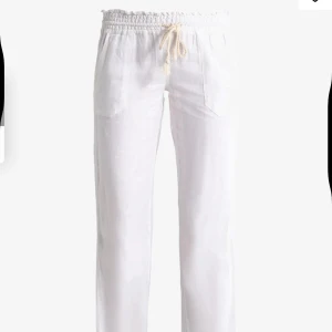 Vita linnebyxor från Roxy med snörning - Snygga och luftiga vita linnebyxor från Roxy med elastisk midja och snörning. 🥰