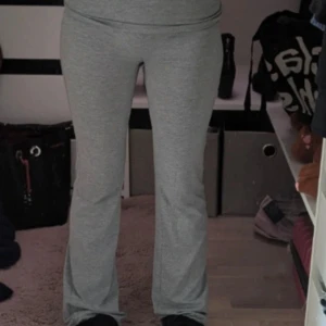Grå yoga pants - Snygga grå mjukisbyxor med bootcut passform och låg midja. Byxorna är gjorda i mjukt bomullsmaterial.