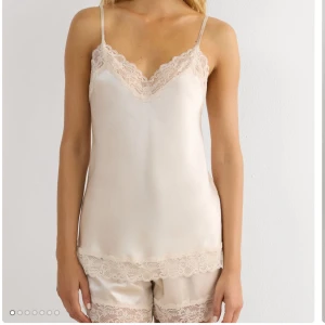 Intimissimi pyjamas  - Säljer ett så fint pyjamas sett i satin från Intimissimi i bra skick🩷 köptes för runt 1000 kr 