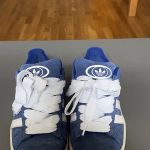 Blå Adidas campus - Säljer ett par blå Adidas campus och har både lådan och alla snören kvar🩷 väldigt bra omtagna🥹