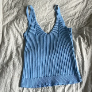 Blå topp - Säljer en fin topp i storlek xs