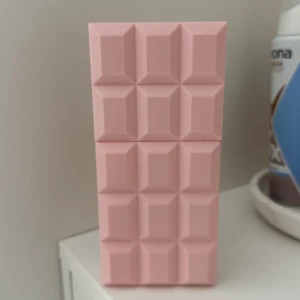 Sweet Tooth parfym av Sabrina Carpenter - Knappt använt säljer en parfymflaska formad som en chokladkaka i ljusrosa plast. Flaskan heter Sweet Tooth by Sabrina Carpenter och har en unik, geometrisk design som verkligen sticker ut på hyllan. Perfekt för dig som gillar söta och lekfulla dofter.