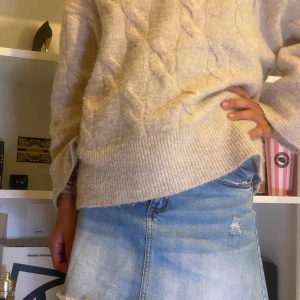 Jeankjol - Säljer en snygg ljusblå jeanskjol från Zara Kids i klassisk femficksmodell. Priset går att diskutera.