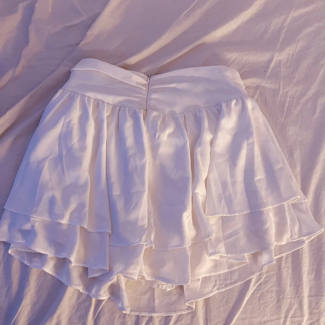 Vit volangkjol med lager på lager - 1